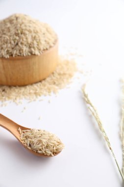 Organik çiğ kahverengi pirinç.