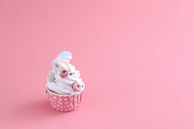 kek pembe arka planda izole