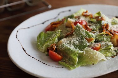 Tahta arka planda sezar salata aperatifi