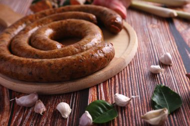 Kuzey Tayland yemekleri, Kuzey Tayland baharatlı sosisleri beyaz arka planda izole edilmiş sokak yemekleri.