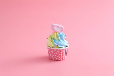 Pembe arka planda izole edilmiş renkli kek.