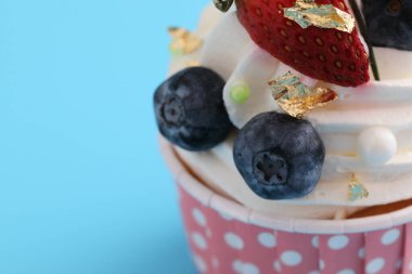 Meyveli kek mavi arkaplanda izole edilmiş.