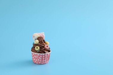 Mavi arka planda izole edilmiş çikolatalı kek