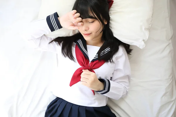 Porträt Japanisch Schulmädchen Schlafen Mit Kissen Weiß Ton Bett Zimmer — Stockfoto