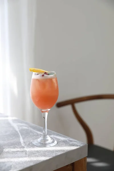 Bicchiere Cocktail Rosa Con Ghiaccio Tavolo Grigio — Foto Stock