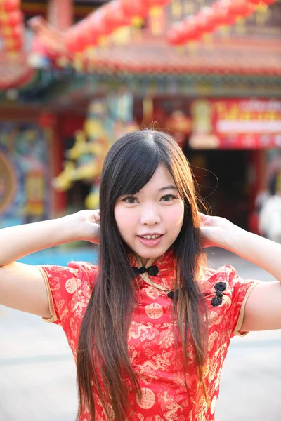 Wanita Cantik Memakai Cheongsam Merah Mencari Dan Tersenyum Tahun Baru — Stok Foto