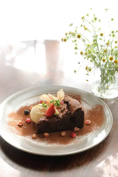 Bolo Chocolate Com Sobremesa Sorvete Mesa Madeira — Fotografia de Stock
