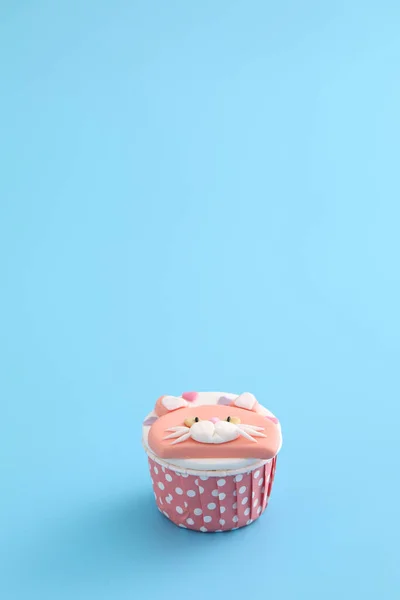 Aranyos Macska Cupcake Elszigetelt Kék Háttér — Stock Fotó