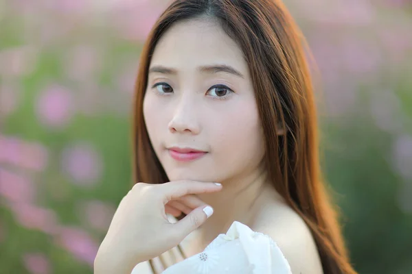 Hermosa Mujer Joven Con Vestido Blanco Sobre Fondo Flores Cosmos — Foto de Stock