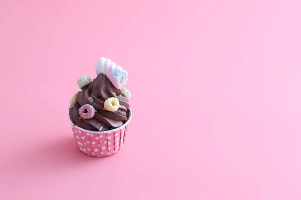 Σοκολάτα Cupcake Απομονωμένη Ροζ Φόντο — Φωτογραφία Αρχείου