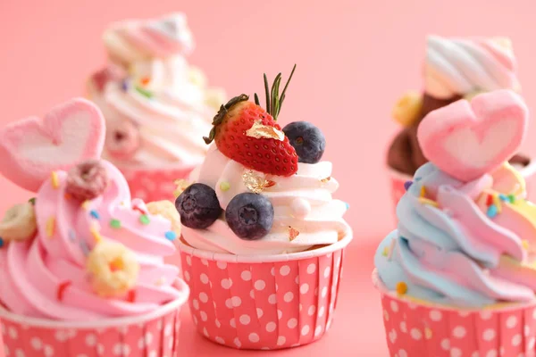 Cupcakes Coloridos Isolados Fundo Rosa — Fotografia de Stock