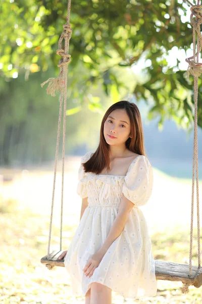 Όμορφη Νεαρή Γυναίκα Λευκό Φόρεμα Στην Κούνια — Φωτογραφία Αρχείου