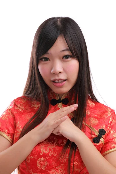 Όμορφη Γυναίκα Φορούν Κόκκινο Cheongsam Αναζητούν Και Χαμόγελο Στην Κινεζική — Φωτογραφία Αρχείου