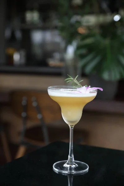 Gele Cocktailglas Met Ijs Aan Een Bar — Stockfoto