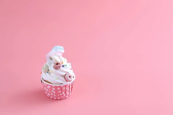 Cupcake Απομονωμένο Ροζ Φόντο — Φωτογραφία Αρχείου