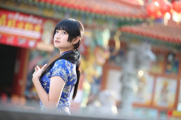 Schönheit Frau Trägt Blaues Cheongsam Suchen Und Lächeln Chinesischen Neujahr — Stockfoto