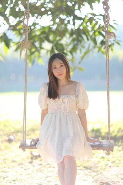 Hermosa Joven Con Vestido Blanco Swing —  Fotos de Stock