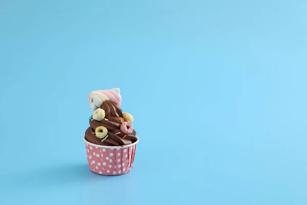 Σοκολάτα Cupcake Απομονωμένη Μπλε Φόντο — Φωτογραφία Αρχείου