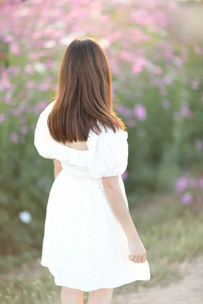 Hermosa Mujer Joven Con Vestido Blanco Sobre Fondo Flores Cosmos —  Fotos de Stock