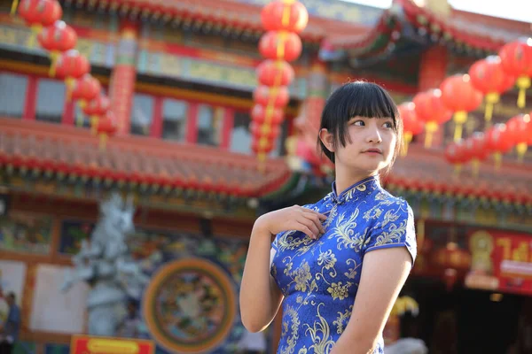 Mujer Belleza Usan Cheongsam Azul Mirando Sonrisa Año Nuevo Chino —  Fotos de Stock