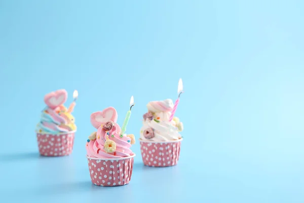 Coloridos Cupcakes Con Vela Aislada Fondo Azul — Foto de Stock