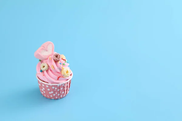 Ροζ Cupcake Απομονωμένο Μπλε Φόντο — Φωτογραφία Αρχείου