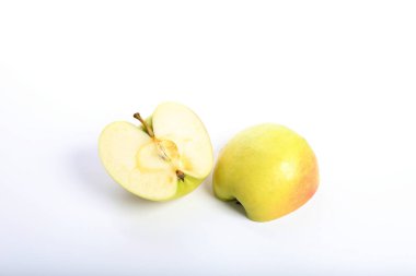 Kırmızı sarı elma beyaz arkaplanda izole edildi