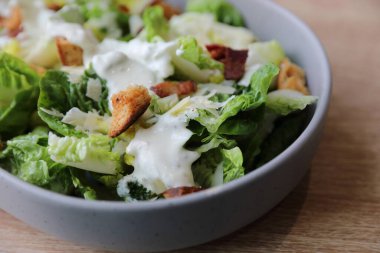 Tahta arka planda sezar salata aperatifi