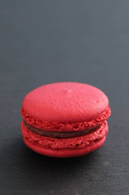 Siyah arkaplanda izole edilmiş renkli makaronlar