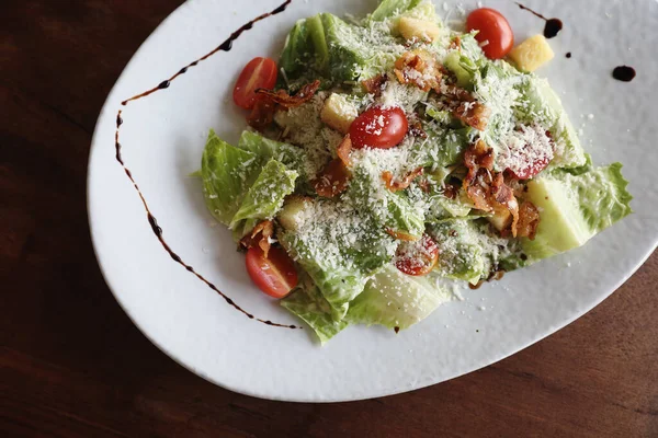 Tahta arka planda sezar salata aperatifi