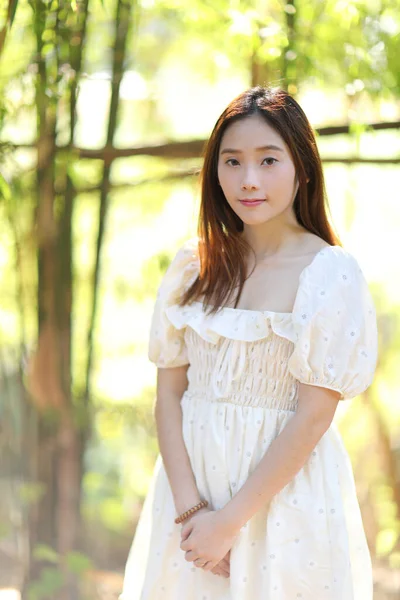 Красива Молода Жінка Білим Платтям Фоні Бамбукового Лісу — стокове фото