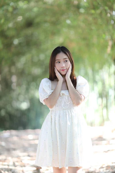 Schöne Junge Frau Mit Weißem Kleid Auf Bambuswald Hintergrund — Stockfoto