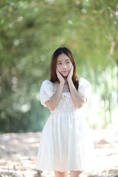 Mulher Bonita Com Vestido Branco Fundo Floresta Bambu — Fotografia de Stock