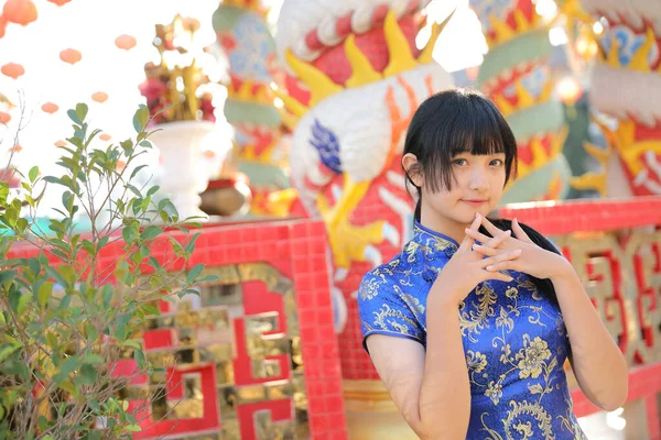 Mulher Beleza Usar Cheongsam Azul Olhando Sorrir Ano Novo Chinês — Fotografia de Stock