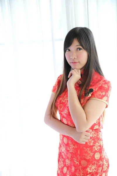 Bellezza Donna Indossare Cheongsam Rosso Guardando Sorridere Cinese Nuovo Anno — Foto Stock