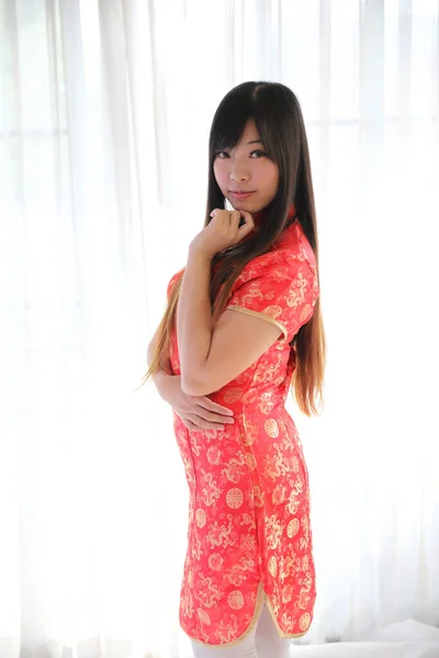 Schoonheid Vrouw Dragen Rode Cheongsam Kijken Glimlachen Chinees Nieuwjaar — Stockfoto