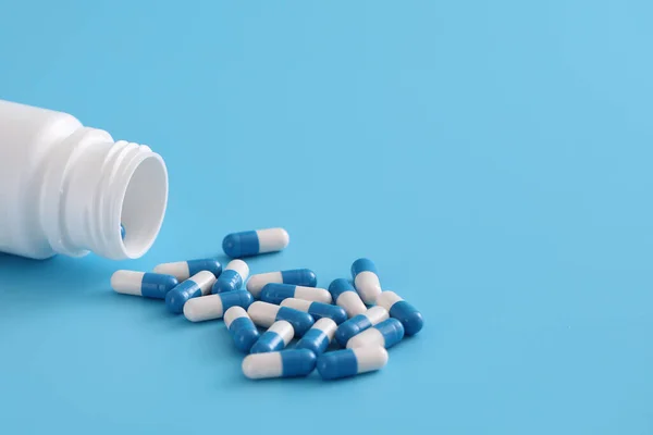 Pillen Capsules Met Fles Geïsoleerd Blauwe Achtergrond — Stockfoto