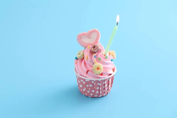 Bunte Cupcake Mit Kerze Isoliert Blauem Hintergrund — Stockfoto
