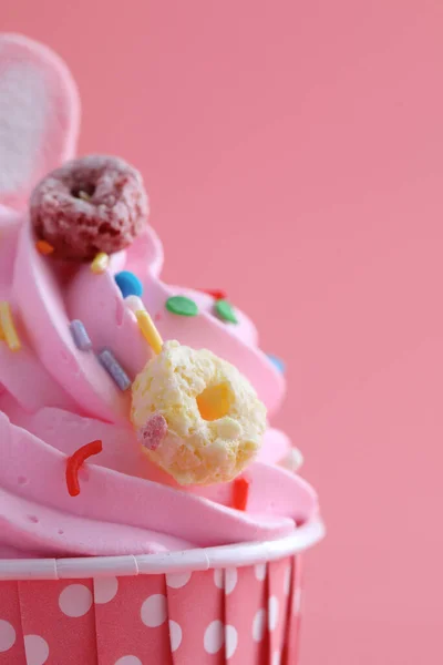 Cupcake Isolado Fundo Rosa — Fotografia de Stock
