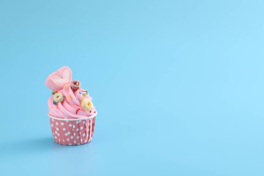 Mavi arkaplanda izole edilmiş pembe kek