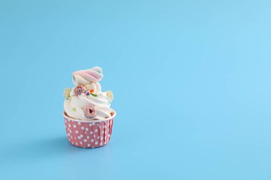 Mavi arkaplanda izole edilmiş renkli kek