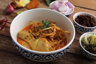 Kuzey Tayland yemekleri, ahşap arka planda tavuklu körili erişte.