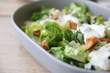 Tahta arka planda sezar salata aperatifi