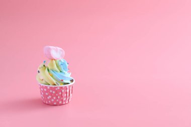 Pembe arka planda izole edilmiş renkli kek.