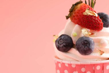 Meyveli kek pembe arka planda izole edilmiş.