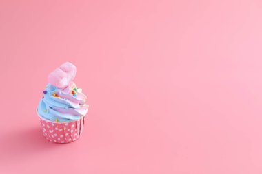 Pembe arka planda izole edilmiş renkli kek.