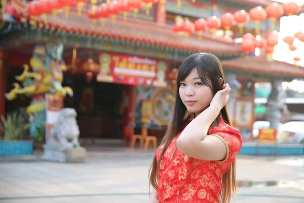 Bellezza Donna Indossare Cheongsam Rosso Guardando Sorridere Cinese Nuovo Anno — Foto Stock