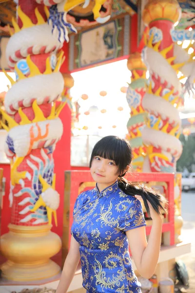 Schönheit Frau Trägt Rotes Cheongsam Suchen Und Lächeln Chinesischen Neujahr — Stockfoto