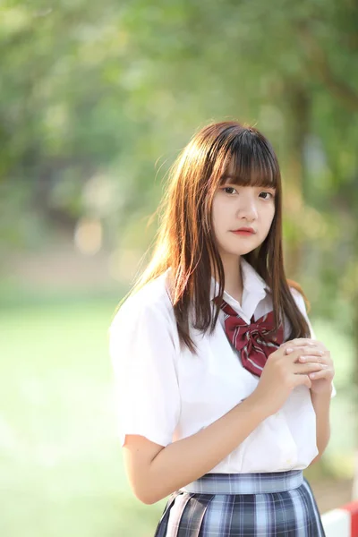 Hermosa Asiático Japonés Escuela Chica Uniforme Buscando Parque Aire Libre —  Fotos de Stock