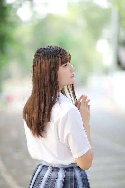 Hermosa Asiático Japonés Escuela Chica Uniforme Buscando Parque Aire Libre —  Fotos de Stock